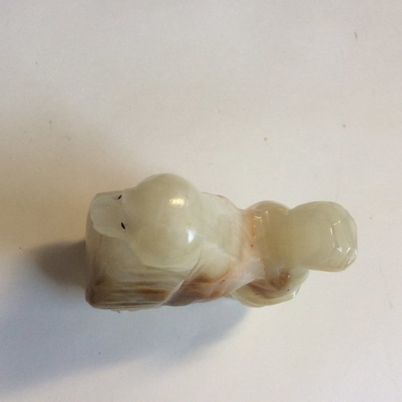 Carved natural Stone dog figurine white with brown spot - Picture 3 of 3